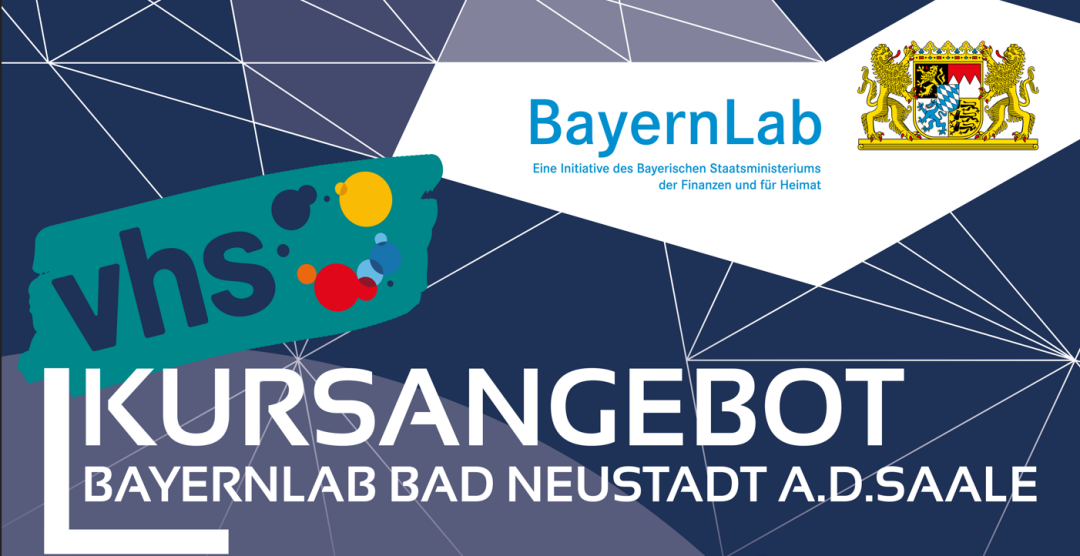 Auf dem Bild ist links das VHS-Logo und rechts das BayernLab-Logo zu sehen. Die beiden Logs sind auf einem dunkelblauen Hintergrund mit weißen Rauten  abgebildet. Unter den beiden Logos steht in weißer Schrift 